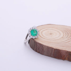 แหวนเพชรทรงกลมสีเขียว 1.40 กะรัต ประดับเพชรทรงกลม 0.52 กะรัต ตัวเรือนทองคำขาว 18K สีขาว เหลือง และโรสโกลด์ สำหรับผู้หญิง - Product Image 1