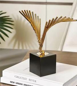 Escultura geométrica de Metal, escultura de mesa llamativa Triangular, esfera decorativa de aluminio 3D para estilo moderno, decoración artística para el hogar - Product Image 1