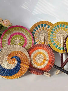 Abanico hecho a mano redondo multicolor hecho de materiales naturales - Product Image 4