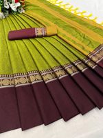 Magnifique sari en coton doux et soyeux avec une large bordure contrastée et un beau chemisier assorti.