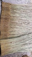 Rouleaux de toit en herbe naturelle de chaume écologique en feuille de palmier pour cabanes et barres tiki à thème de plage Produit d'agriculture biologique