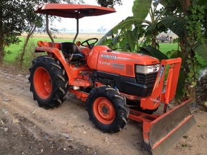 รถแทรกเตอร์คูโบต้า L3408 4WD 34 แรงม้า ดีเซล ใหม่และมือสอง สำหรับการเตรียมพื้นที่เกษตรกรรมและการปฏิบัติงานภาคสนาม - Product Image 4