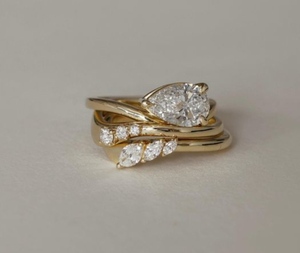 Bague classique pour femme en or jaune 18 carats avec solitaire taille poire 2,00 carats et diamants de laboratoire certifiés IGI - Product Image 1