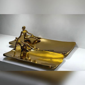 Plateau de Statue Humaine en Métal Doré Décoratif Élégant pour la Maison Hôtel Restaurant Design Moderne Plateau de Service en Métal - Product Image 1