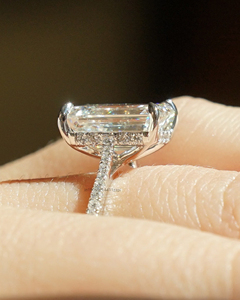 Bague de fiançailles Moissanite taillée en émeraude de 4.01 carats Bague Halo cachée allongée en argent sterling 925 ou plaqué or - Product Image 3