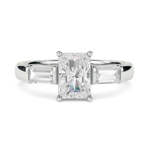 Bague trilogie élégante et éclatante à taille baguette, diamant de laboratoire de 0,50 ct en platine - Product Image 1