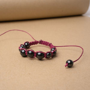 Pulsera de macramé Shambhala de Shungita Camilla con 8 cuentas redondas pulidas de 0.32 pulgadas (8 mm) y 3 cuentas redondas pulidas de 0.39 pulgadas. - Product Image 3