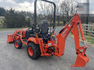 รถแทรกเตอร์ Kubota BX23S มือสอง พร้อมที่ตักด้านหน้าและรถขุดด้านหลัง สีแดง สำหรับทำสวน - Product Image 5