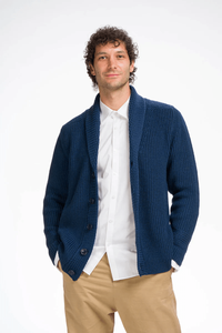 Wolf Men's Merino Wool V-Neck Classic Cardigan Invierno Otoño ODM Pullover con botón Decoración y estampado Patrón de punto plano - Product Image 6