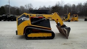 Chargeuse compacte sur chenilles GEHL RT250 Turbo jaune, équipement de construction diesel avec composants hydrauliques Poclain - Product Image 6