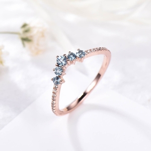 Bague de fiançailles empilable en or jaune massif 14 carats avec diamant blanc et topaze bleue bague de mariage de forme incurvée fine - Product Image 4