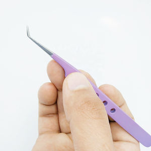 Pince à épiler droite conçue par des professionnels Isolation de la pince à épiler en forme de pied - Product Image 1