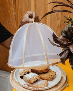 Venta al por mayor hecho a mano bambú comida cubierta cesta decorativa ecológica ligera bandeja de servir con tapa de cúpula para Catering - Product Image 4