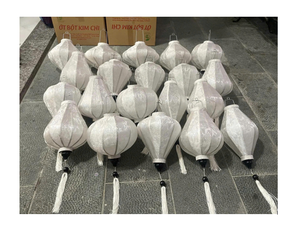 La pieza de decoración de linterna de seda trae un brillo sereno a los interiores del hogar Ideal para ajustes modernos o clásicos elegantes y acogedores - Product Image 1