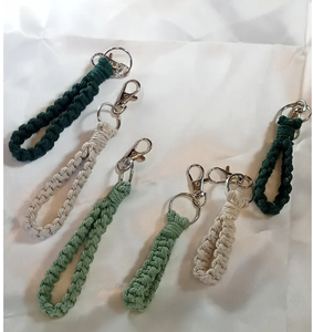 Llavero de macramé hecho a mano, algodón trenzado, estilo bohemio, varios colores - Product Image 4