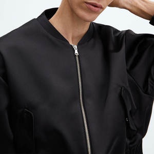 Venta caliente nueva chaqueta Bomber corta para mujer diseño universitario de moda en tela de punto transpirable de manga larga de satén - Product Image 3