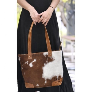 LW Sac fourre-tout en cuir véritable pour femmes Sac à main portable de luxe à la mode avec boule de poils Sac à bandoulière d'été pour femmes - Product Image 3