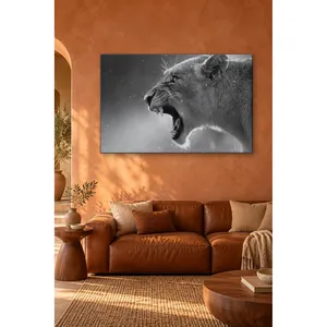 Impression sur toile de la lionne rugissante Fida en gros plan sur fond gris - Product Image 3