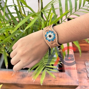 Pulsera de cuero genuino de grano completo de calidad superior Western Tooled Leather Turquoise Floral Cuff Custom Cowhide Women Wristband - Product Image 1