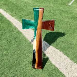 ไม้กางเขนทำจากไม้และเรซินผสมผสานพื้นผิวธรรมชาติเข้ากับสีมันวาวเหมาะสำหรับงานฝีมือสำเนียงในการตกแต่งและของขวัญที่ใส่ใจ - Product Image 1