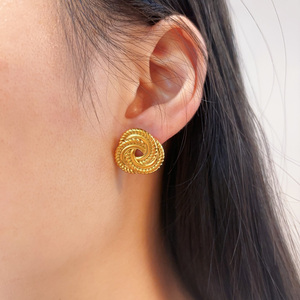 أقراط نسائية عصرية من الفولاذ المقاوم للصدأ مطلية بالذهب عيار 18 قيراط، مضادة للصدأ ومقاومة للماء، قابلة للتخصيص - Product Image 1