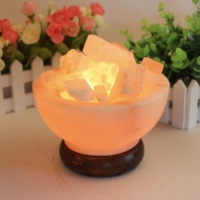 Lampe de bol de feu de sel de roche rose en cristal de l'Himalaya avec motif de fleurs sculptées 100% décor naturel comprenant des morceaux de sel