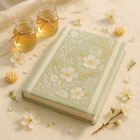 Carnet A5 en tissu brodé floral vert melon LABON avec bordure en dentelle, détails dorés et blancs pour un cadeau élégant