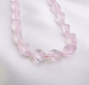 Perles de pierres précieuses fantaisie en quartz rose naturel d'Afrique torsadées pour la fabrication de bijoux fins - Product Image 1