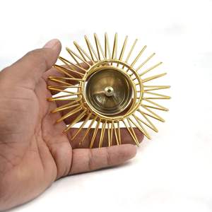 Lampe à huile décorative en laiton Akhand avec support, finition dorée, Diya traditionnel pour la Puja, la maison, le temple, la décoration spirituelle de Diwali - Product Image 4