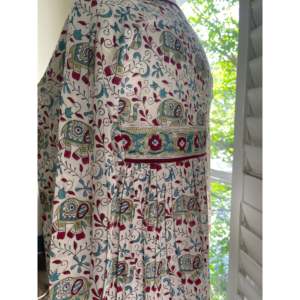 Vestido Maxi Vintage Hecho a Mano de los Años 60 con Estampado Floral, Cuello en V y Cintura Imperio con Diseño 'Elephant Walk' - Product Image 3