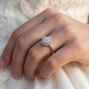 Expédition directe : Bague pour femme en or blanc massif 18 carats avec diamant véritable, design floral fin et élégant, sertie à griffes, pour fiançailles, anniversaire, mariage et fêtes - Product Image 3
