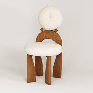 Chaise de salle à manger moderne en bois massif avec cadre sculptural et siège rembourré doux pour une utilisation contemporaine dans la salle à manger - Product Image 2