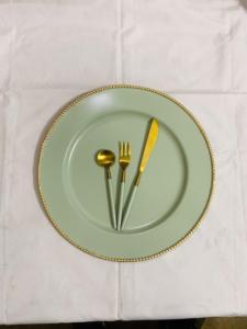 Placa de cargador con patrón dorado redondo al por mayor, placa de cargador de borde dorado para boda, platos de mesa, decoración moderna, platos de comida para boda - Product Image 5