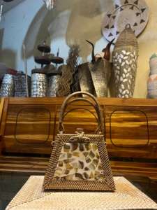 Gandek Sasak auténtico Lombok tejido a mano Ketak y ratán tradicional Shell motivo mimbre artesanías correa de cuero triángulo Shell bolsa - Product Image 2