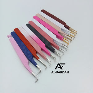 Pince à cils à angle de 90 degrés Toutes les couleurs disponibles à des prix raisonnables Pince à cils à pointe en fibre Logo personnalisé - Product Image 1