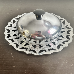 Mantequilla de cerámica blanca rústica con una superficie texturizada, ideal para una cocina estilo granja. Disponible a precio mayorista - Product Image 4