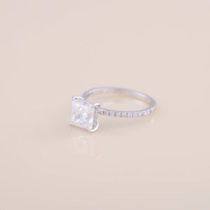 แหวนหมั้นเพชรทรงปรินเซสคัท 3.54 กะรัต เพชรเลี้ยงในห้องปฏิบัติการ พร้อมวงแหวนแบบ Pave ทรงกลม ทองคำขาว 18K สีขาว เหลือง และสีโรสโกลด์ - Product Image 5