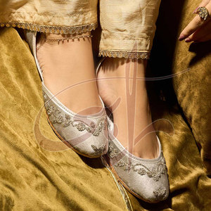 วัสดุทนทาน สวมใส่สบาย กันลื่น รองเท้าคุสซ่าผู้หญิง พื้นรองเท้าหนังคุณภาพสูง หน้าผ้าหนังเทียม ใช้ได้ทุกฤดู มีสินค้าพร้อมส่ง - Product Image 5