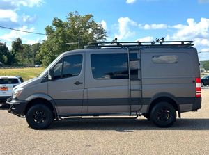 รถบ้านเคลื่อนที่ Mobile Sprinter 4500 พร้อมเครื่องปรับอากาศและตู้เย็น โครงสร้างอลูมิเนียมและเหล็ก สำหรับ 4-6 คน - Product Image 3