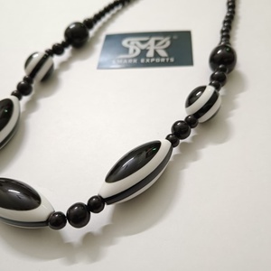 Collier statement en perles de résine noire et blanche, modèle Angel, fait à la main, finition en résine brillante, léger, long, pour femmes - Product Image 3