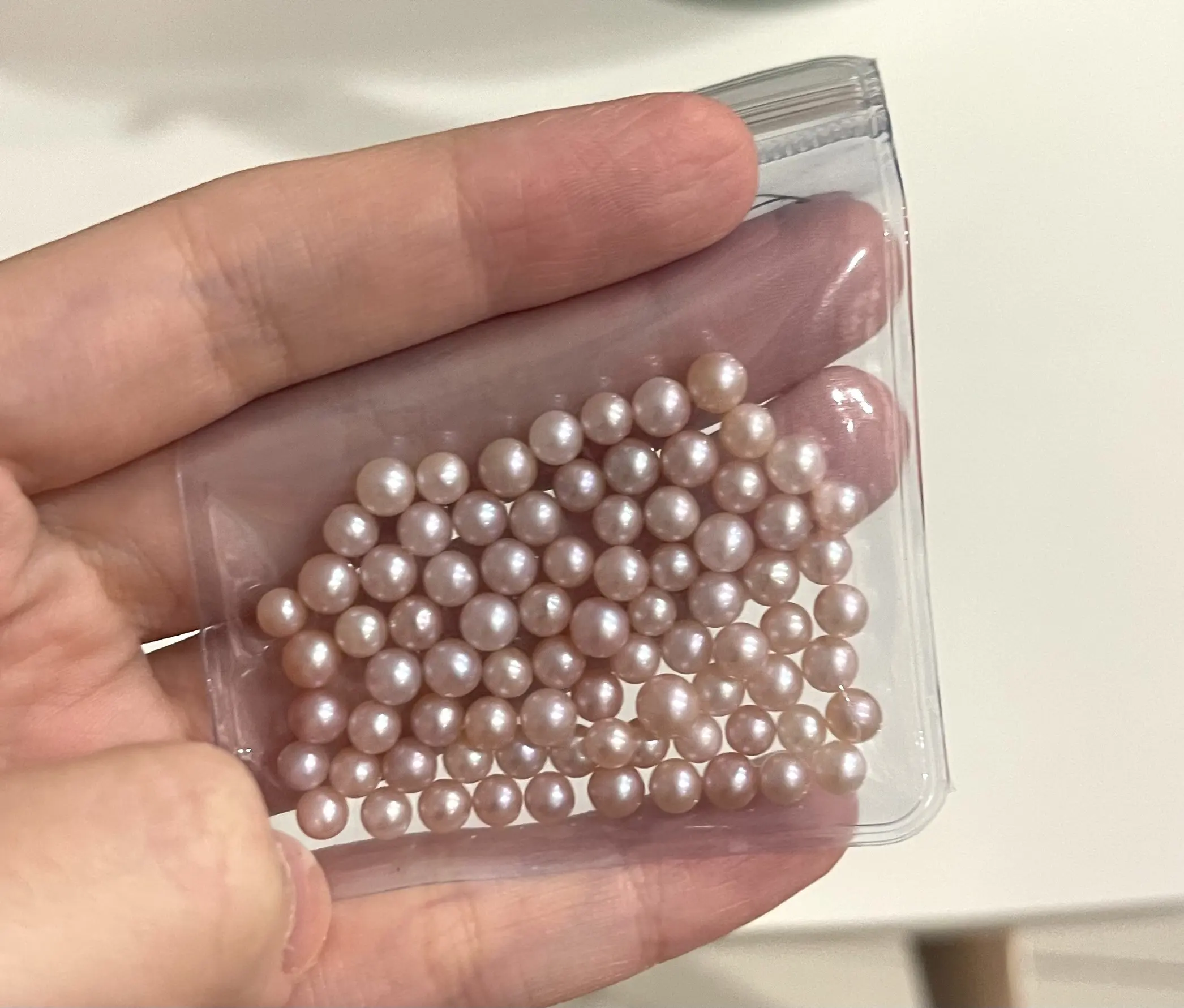 Bon lustre forme ronde perles d'eau douce brutes en vrac même perle akoya A.A. qualité 4 - 5mm gros fournisseurs du Vietnam