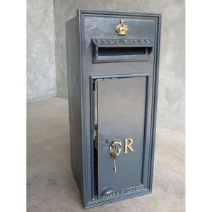 Boîte aux lettres décorative VR, fournitures de jardin de style campagnard, fonte, finition rouge, résistante aux intempéries, boîte aux lettres de luxe, articles de décoration pour mariage et événements - Product Image 3