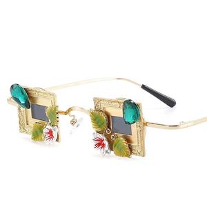 El acabado metálico pulido realza los rasgos faciales con un aspecto moderno, ideal para conciertos, discotecas y celebraciones festivas. - Product Image 1