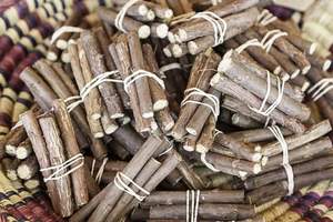 Venta al por mayor multiusos productos de higiene bucal sellado al vacío Miswak cepillo de dientes Stick cuidado a base de hierbas - Product Image 5