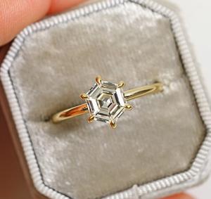 Hexagon Lab Diamant Solitaire Bague Lab Grown Diamant Bague En Or Jaune HPHT 1.35 Ct Hexagone Forme Diamant Bague De Proposition De Mariage - Product Image 1