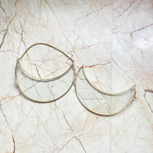 Meilleure qualité d'exportation prix raisonnable verre transparent suspendu cadre photo bordure en laiton finition or forme de lune montage mural bureau - Product Image 1