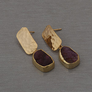 Pendientes colgantes hechos a mano naturales de rubí de Julio con piedra martillada, juego de pinzas chapadas en oro, joyería al por mayor, tachuelas de moda - Product Image 4