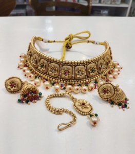 ENSEMBLE DE BIJOUX INDIENS TRADITIONNELS ET À LA MODE EN CUIVRE ENSEMBLE DE BIJOUX DE MARIAGE POUR FEMMES BOUCLES D'OREILLES ET COLLIER - Product Image 1