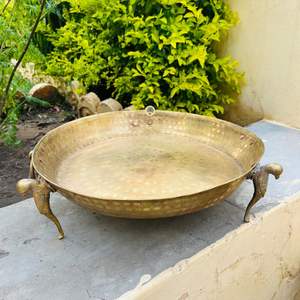 Urli de metal de lujo con acabado dorado hecho a mano para la entrada del hogar o la decoración flotante floral de la sala de estar - Product Image 4