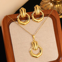 Ensemble collier et boucles d'oreilles géométriques en acier inoxydable plaqué or 18 carats PVD Resoul Chunky, résistant à l'eau et inaltérable